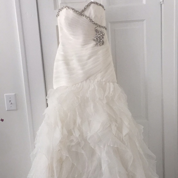 Wedding dress - Picture 1 of 5